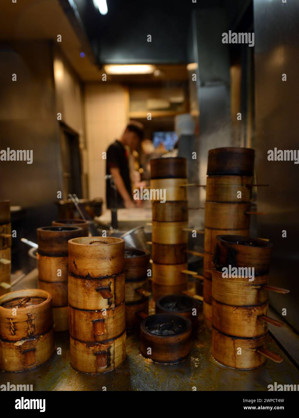 Gedämpfte Teigtaschen in traditionellen Bambus-Dampftöpfen im Yongkang Beef Noodles Restaurant auf der Jinshan S Rd, Taipeh, Taiwan. Stockfoto