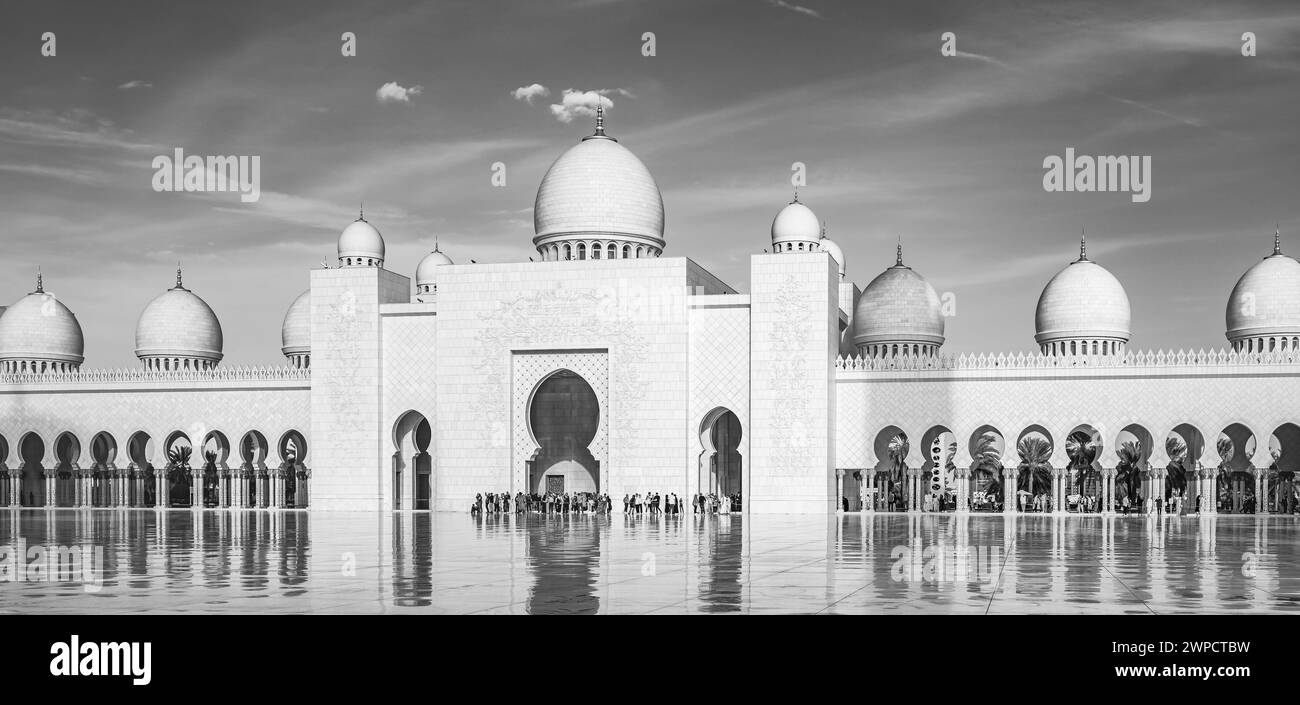 Detail der Scheich-Zayed-Moschee auf dem Hintergrund des blauen Himmels. Schwarzweiß-Foto der Scheich Zayed-Moschee in Abu Dhabi an einem sonnigen Tag. Grand Mo Stockfoto