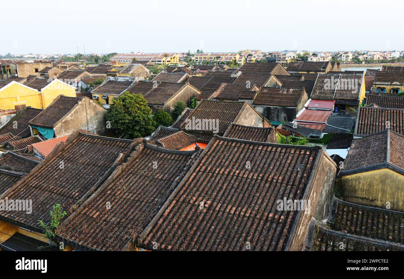 Traditionelle Dächer in der Altstadt von Hoi an in Vietnam. Stockfoto