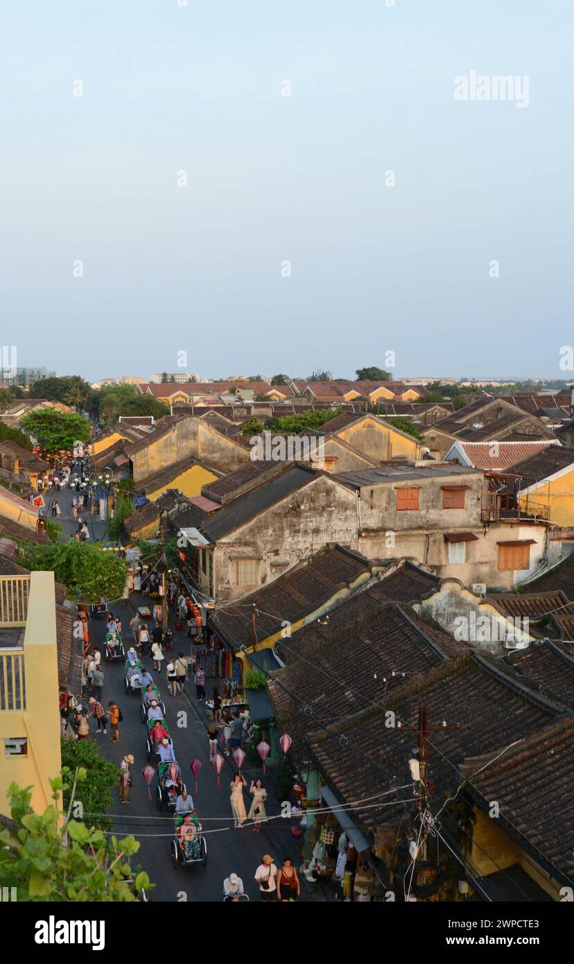 Traditionelle Dächer in der Altstadt von Hoi an in Vietnam. Stockfoto