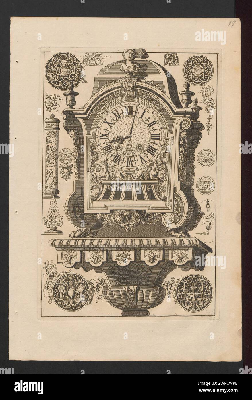Das Uhrendesign in einem Schrank fand vier Vasen mit Znicz, aus dem Nouveaux Livre de Boites de Pendulles de Coqs Zyklus; Marot, Daniel (1661-1752; St.), Unknown; nach 1706 (1663-00-00-1752-00);Magdalenaea (Sammlung), Schlesisches Museum der Bildenden Künste (Wrocław - 1880-1945) - Sammlung, Dekorationen, Ornamente, Frauenbüste, Projekte, sphinx, Vasen, Vorlagen, Uhren Stockfoto