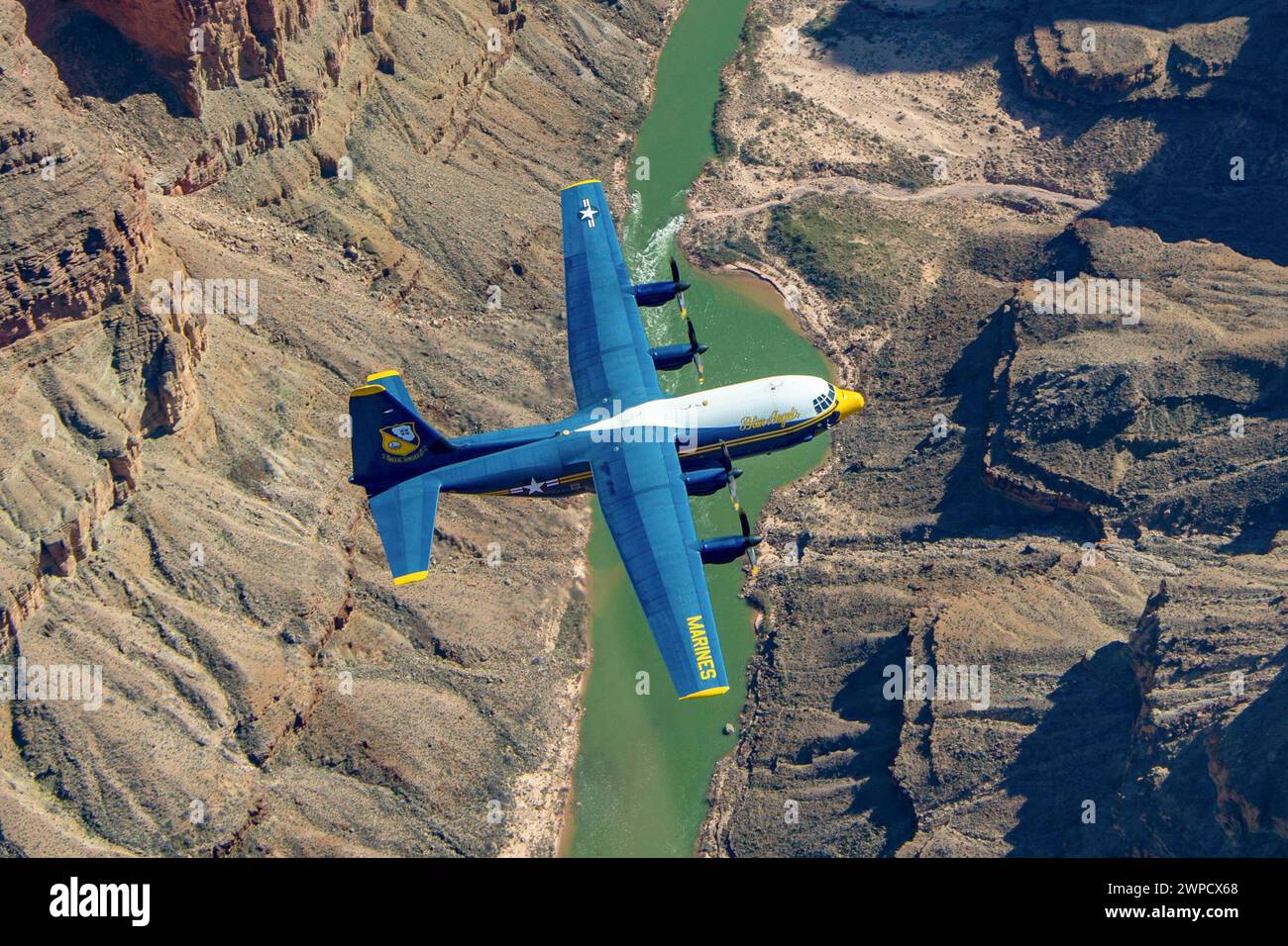 Arizona, USA. Februar 2024. Die Blue Angels C-130J Super Hercules führt am 28. Februar 2024 eine geplante Fotoübung über dem Grand Canyon National Park durch. Die Blue Angels führen derzeit Wintertrainings in der Naval Air Facility (NAF) El Centro, Kalifornien, durch, um die kommende Flugschau-Saison 2024 vorzubereiten. (Foto: Crayton Agnew) (Foto: © U.S. Navy/ZUMA Press Wire) NUR REDAKTIONELLE VERWENDUNG! Nicht für kommerzielle ZWECKE! Stockfoto