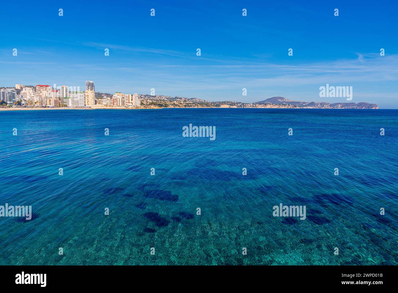 Panoramablick auf die Costa Blanca im Mittelmeer, Calpe, Spanien Stockfoto