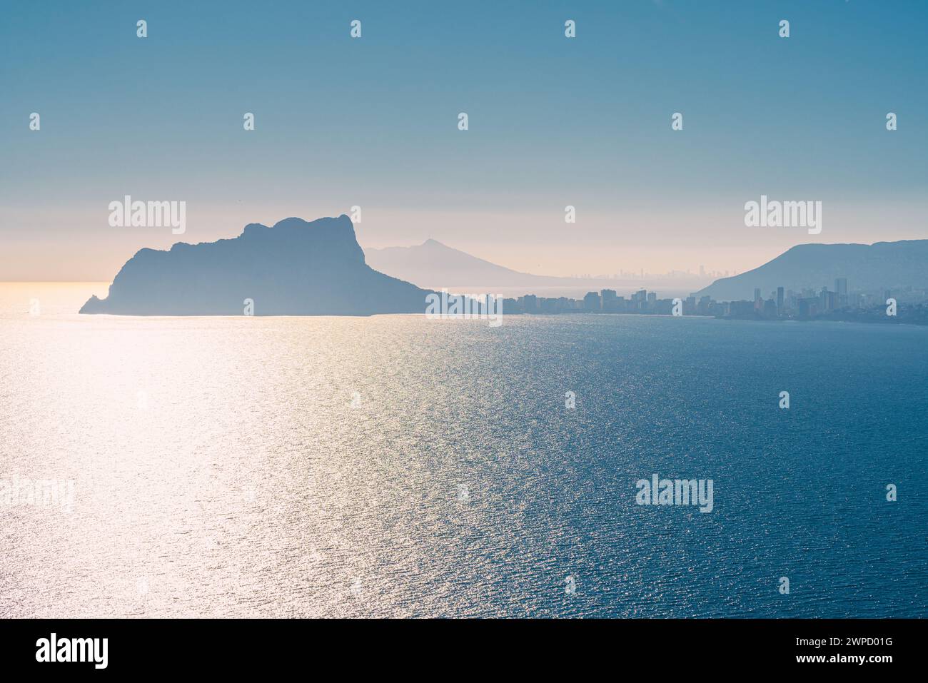 Malerischer Blick auf das Mittelmeer in Calpe, Spanien Stockfoto