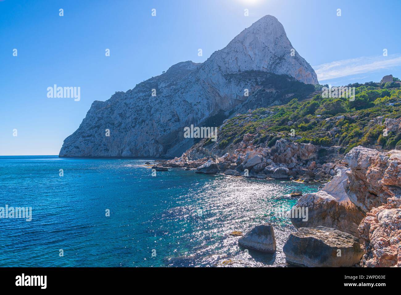 Malerischer Blick auf den Naturpark Peñón de Ifach an der Mittelmeerküste, Calpe, Spanien Stockfoto