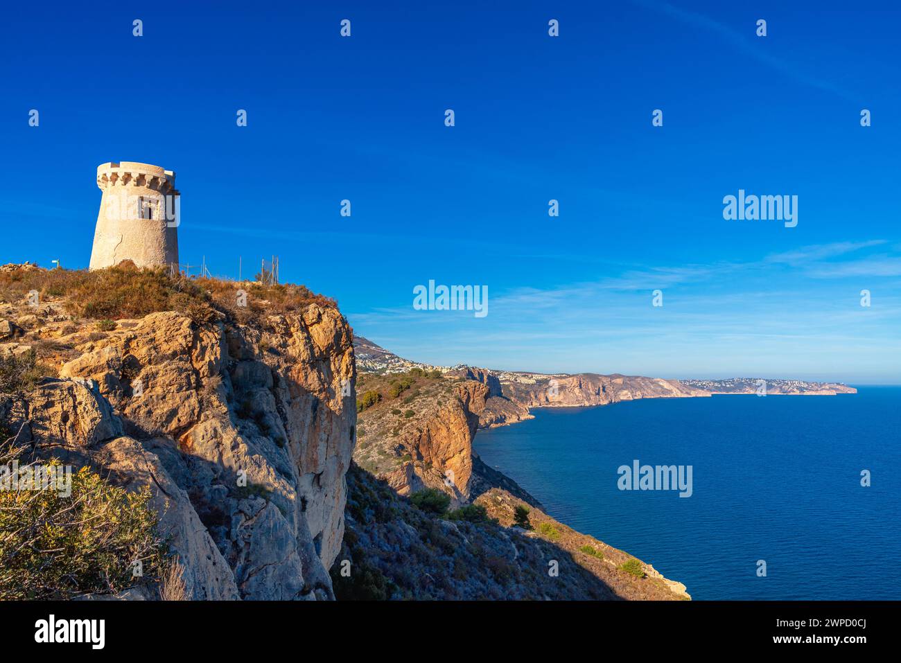 Panoramablick auf die Mittelmeerküste in Teulada Alicante mit dem Torre de Cap D'Or Stockfoto