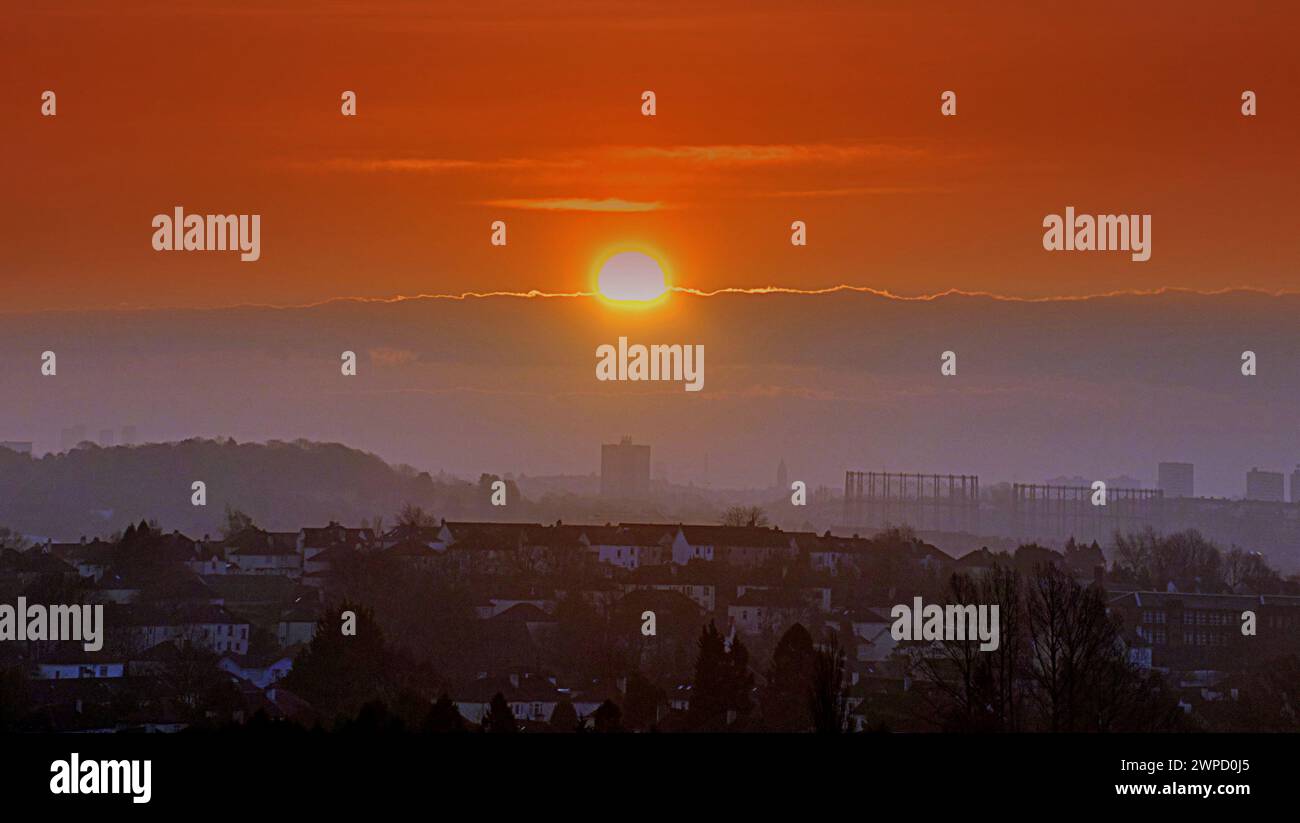 Glasgow, Schottland, Großbritannien. 7. März 2024: Wetter in Großbritannien: Kalter nebeliger Sonnenaufgang über dem westlichen Ende der Stadt. Credit Gerard Ferry/Alamy Live News Stockfoto