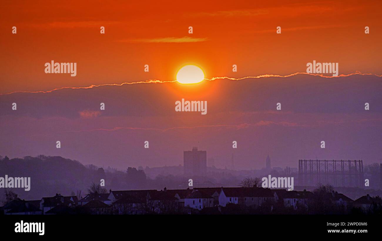 Glasgow, Schottland, Großbritannien. 7. März 2024: Wetter in Großbritannien: Kalter nebeliger Sonnenaufgang über dem westlichen Ende der Stadt. Credit Gerard Ferry/Alamy Live News Stockfoto