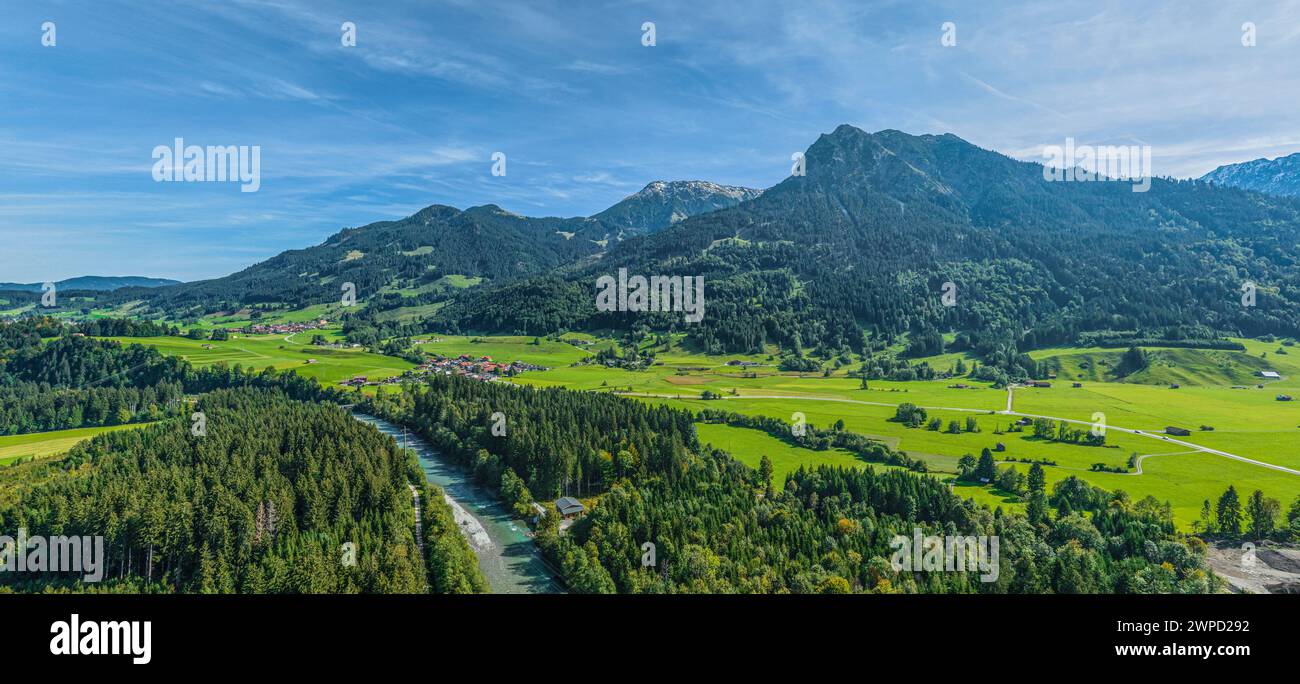 Idyllisches Oberallgäu an der Quelle der Iller bei Oberstdorf im Sommer Stockfoto