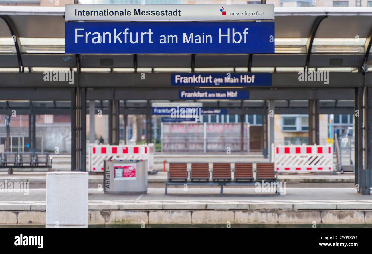 07. März 2024, Hessen, Frankfurt/Main: Die Bahnsteige am Hauptbahnhof sind leer. Die GDL hat ihre Mitglieder aufgefordert, im Güterverkehr ab Mittwochabend ab 18.00 Uhr und im Personenverkehr ab Donnerstagvormittag ab 2.00 Uhr zu streiken. 35 Stunden Streik sind geplant. Foto: Andreas Arnold/dpa Stockfoto