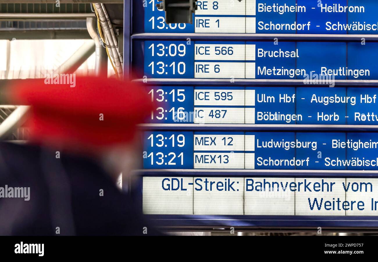 Streik bei der Bahn. Die Lokführer-Gewerkschaft GDL kündigt einen weiteren Streik an. Hauptbahnhof Stuttgart mit Anzeigentafel. // 06.03.2024: Stuttgart, Baden-Württemberg, Deutschland, Europa *** Bahnstreik die zugführergewerkschaft GDL kündigt weiteren Streik an Stuttgart Hauptbahnhof mit Schautafel 06 03 2024 Stuttgart, Baden Württemberg, Deutschland, Europa Stockfoto
