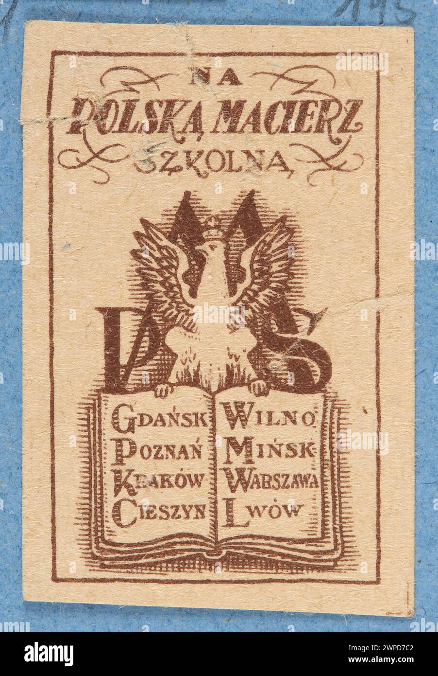 Briefmarke mit Waisen mit PMS-Buchstaben auf einem Buch mit Stadtnamen, bezogen auf die polnische Schulmatrix, herausgegeben 1913–1921. Stockfoto
