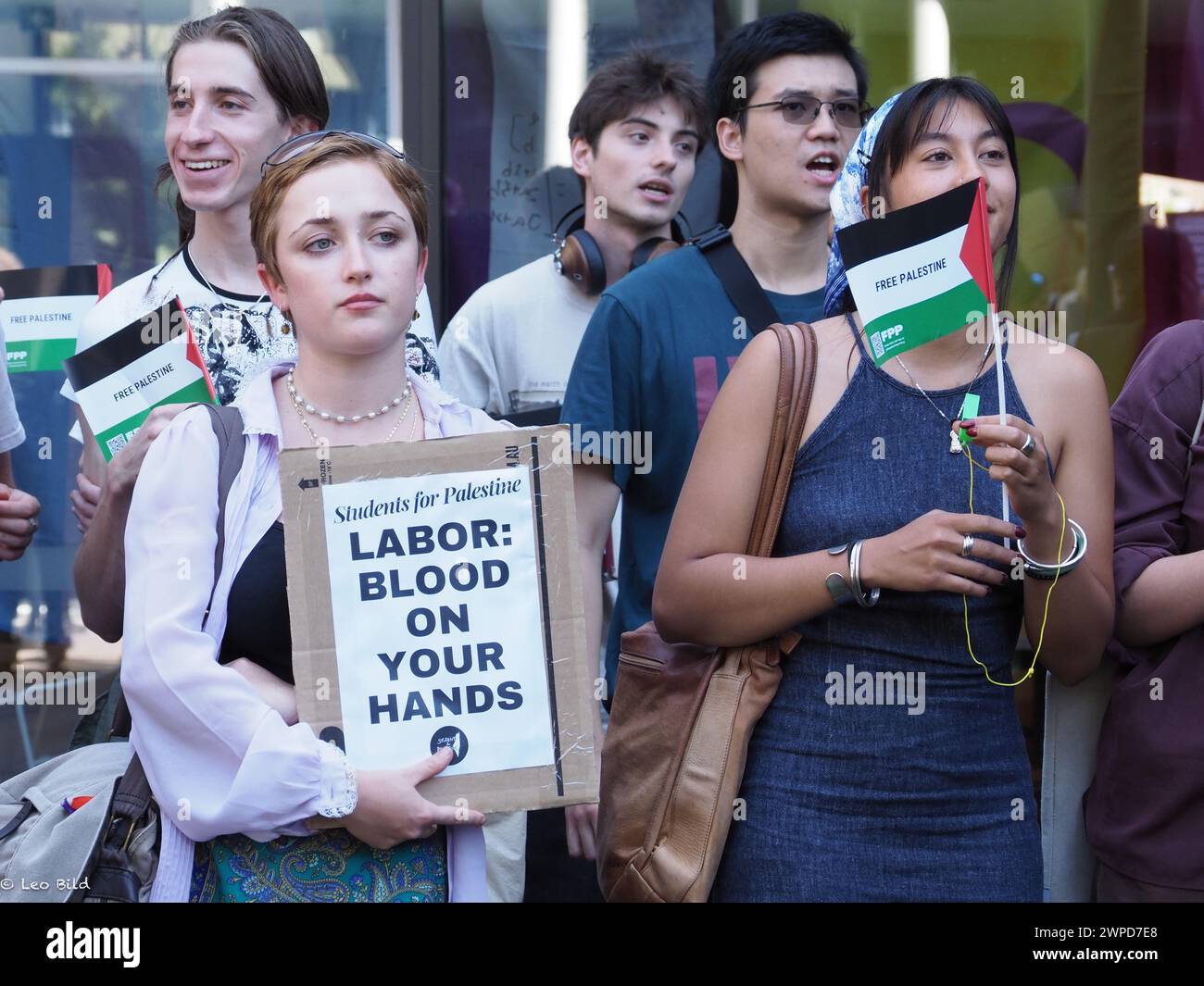 Australien, Canberra, ANU, 7. März 2024. Studenten der ANU protestieren gegen die Komplizenschaft von Senatorin Penny Wong in Israels Völkermord-Krieg im Gazastreifen, als sie die Eröffnungsbemerkungen bei der Gareth Evans-Rede hält. Stockfoto