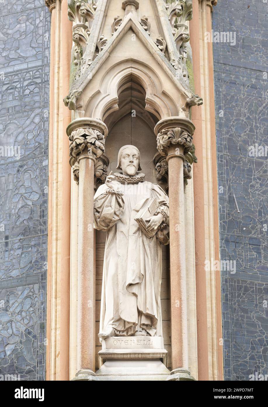 Statue of John Overall (1559–1619) an einer Außenwand des St John's College, University of Cambridge, England. Stockfoto