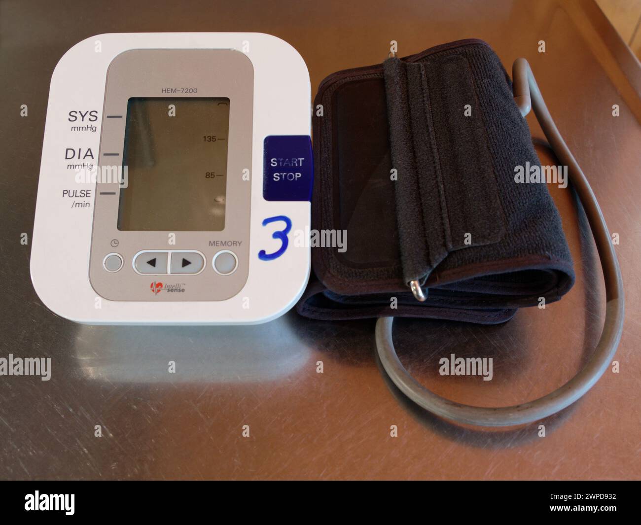 Ein Blutdruckmessgerät oder Sphygmomanometer, das mit einem aneroidmanometer den Druck misst Stockfoto