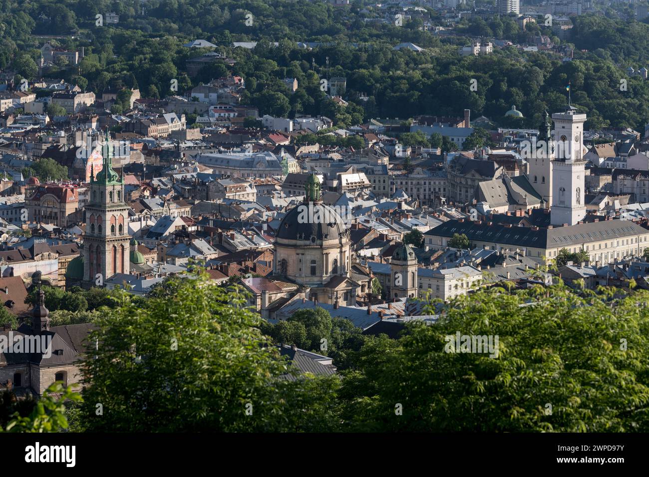 Blick auf die Altstadt in Lemberg, Kathedrale Basilika der Himmelfahrt (lateinische Kathedrale), Bernardinerkirche, Rathaus, Korniakt-Turm, Ukraine Stockfoto