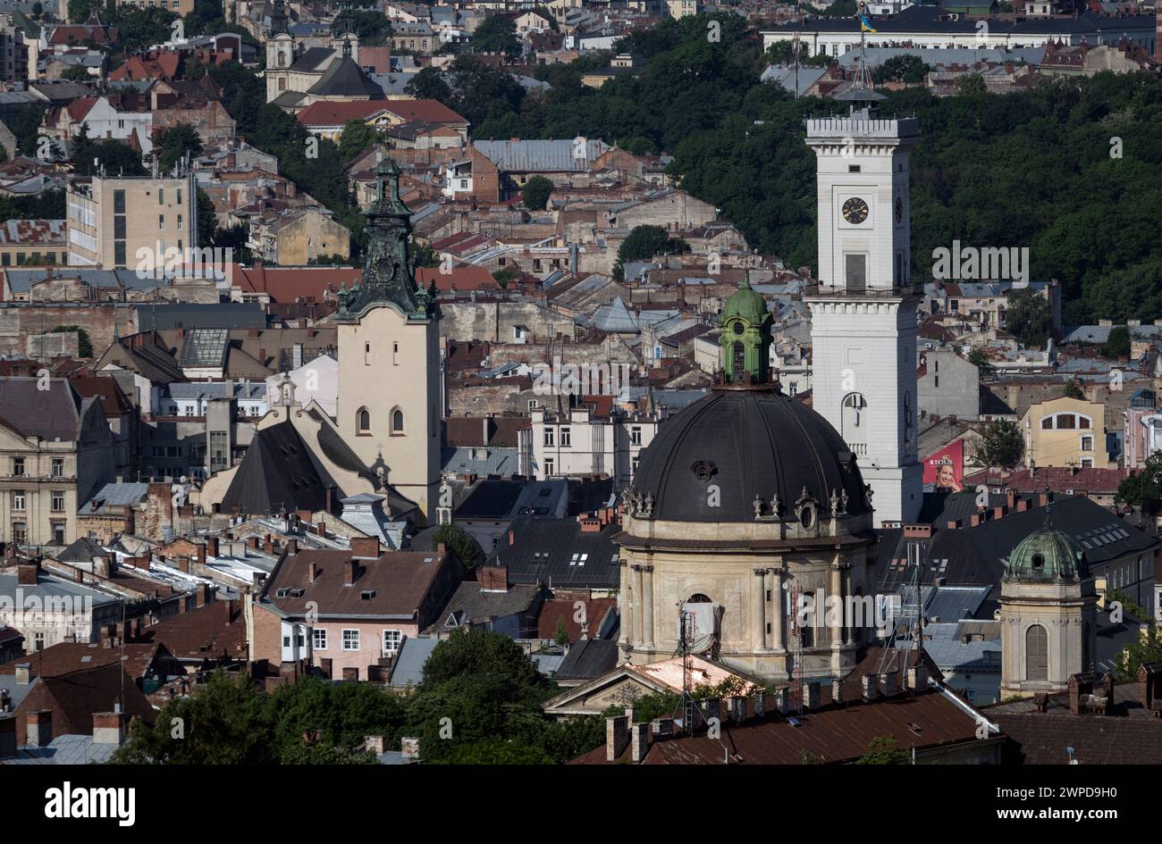 Blick auf die Altstadt in Lemberg, Kathedrale Basilika der Himmelfahrt (lateinische Kathedrale), Bernardinerkirche, Rathaus, Ukraine Stockfoto