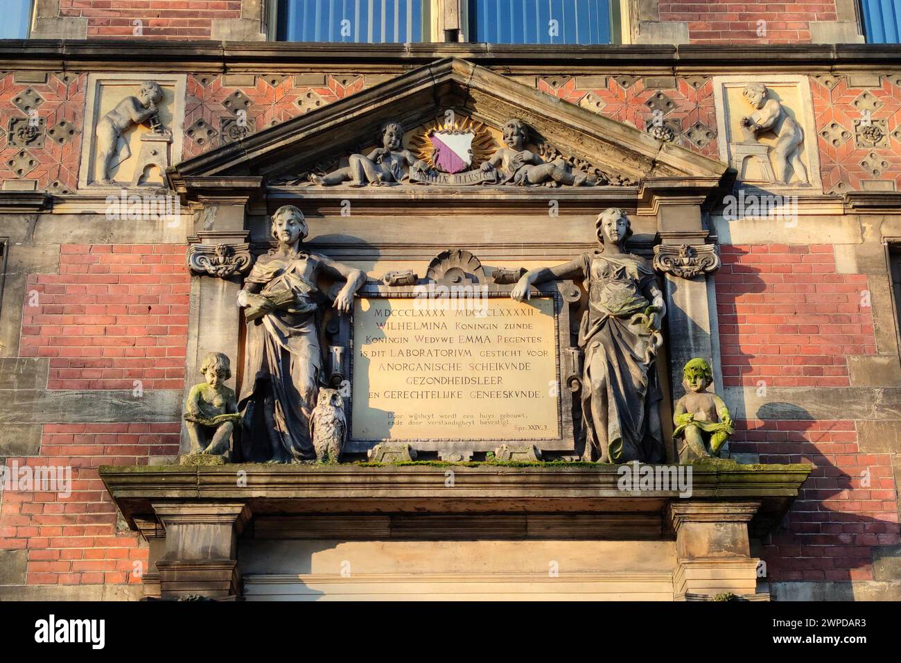 Plakette auf dem Neorenaissance-Gebäude für 'Anorganische Chemie, Gesundheitstheorie und Rechtsmedizin' am Catharijnesingel 60 in Utrecht, Niederlande. Stockfoto