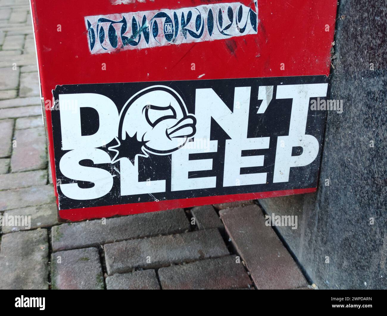 Aufkleber oder Graffity mit dem Text '' Don't Sleep' in einer Straße Stockfoto
