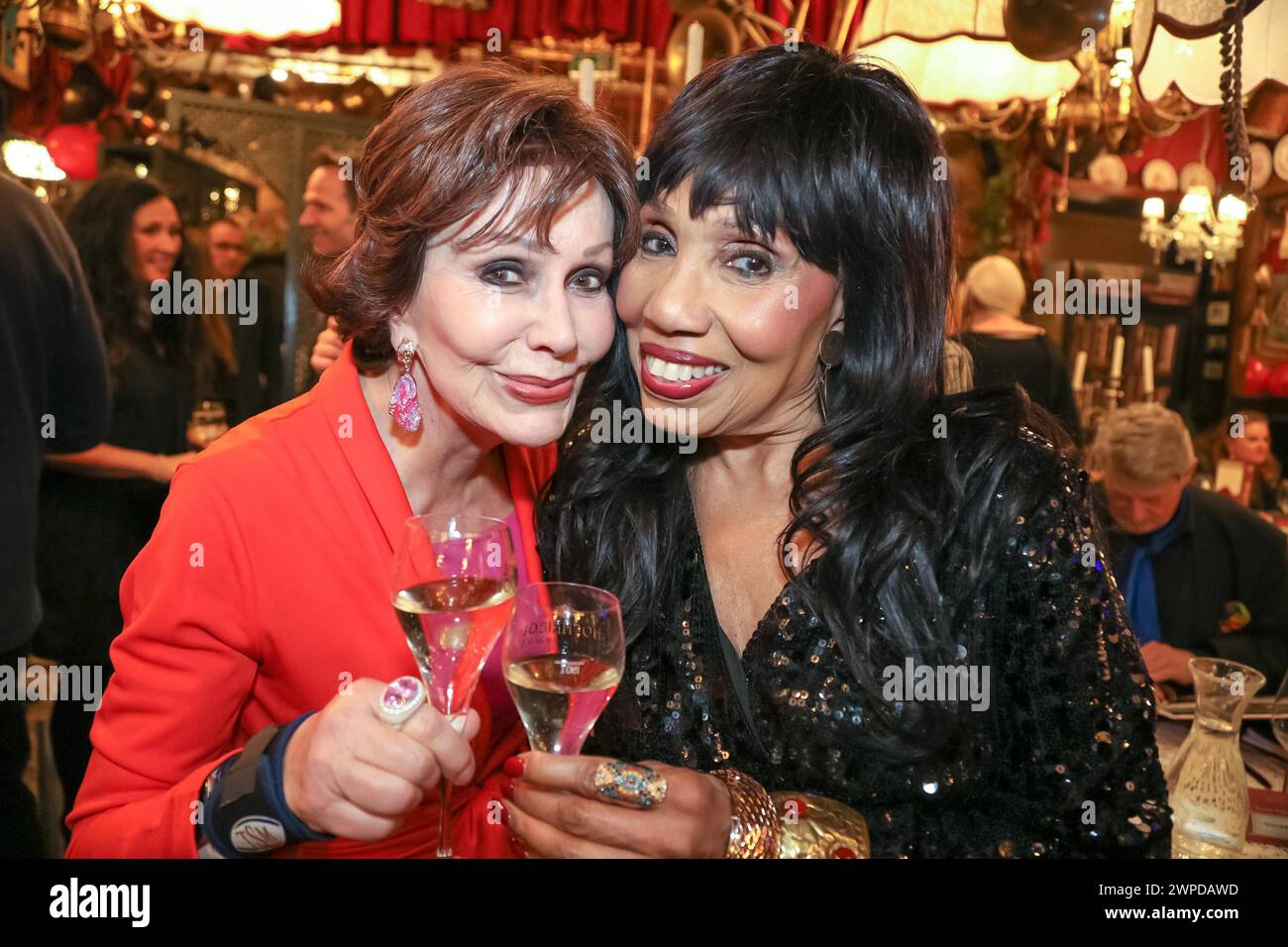 REKORDDATUM NICHT ANGEGEBEN 06.03.2024, Marchfelderhof/Deutsch-Wagram, MARIA LAHR feiert 70. Geburtstag, Mädchenmalerin u. Fürstin der Sinnlichkeit feiert runden Geburtstag im Bild: Edith Leyrer, Judy Archer, MARIA LAHR feiert 70. Geburtstag *** 06 03 2024, Marchfelderhof Deutsch Wagram, MARIA LAHR feiert ihren 70. Geburtstag, Malerin und Prinzessin der Sinnlichkeit feiert ihren Meilenstein-Geburtstag im Bild Edith Leyrer, Judy Archer, MARIA LAHR feiert ihren 70. Geburtstag Stockfoto
