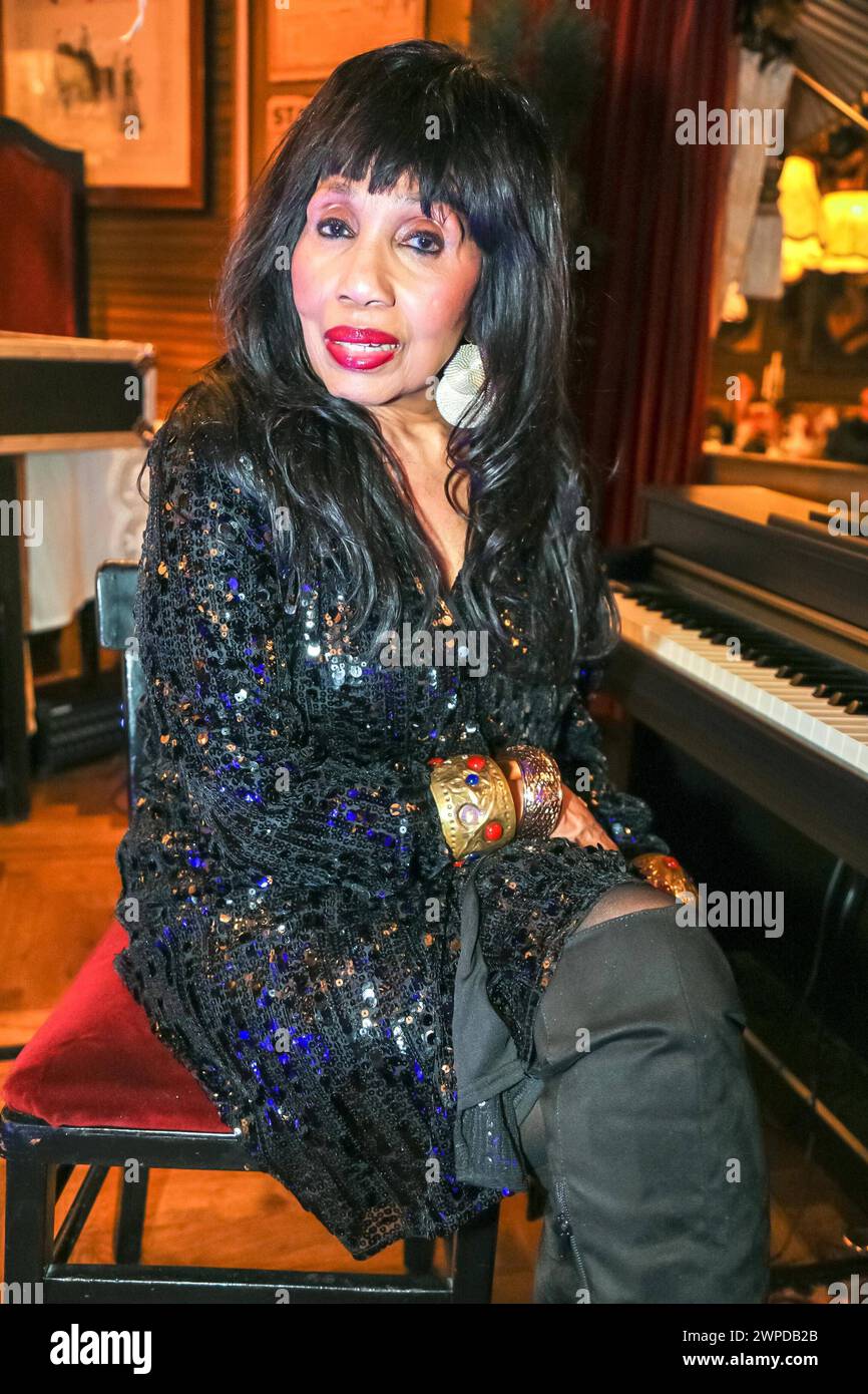 REKORDDATUM NICHT ANGEGEBEN 06.03.2024, Marchfelderhof/Deutsch-Wagram, MARIA LAHR feiert 70. Geburtstag, Mädchenmalerin u. Fürstin der Sinnlichkeit feiert runden Geburtstag im Bild: Judy Archer, -Portrait, MARIA LAHR feiert 70. Geburtstag *** 06 03 2024, Marchfelderhof Deutsch Wagram, MARIA LAHR feiert ihren 70. Geburtstag, Malerin und Prinzessin der Sinnlichkeit feiert ihren 70. Geburtstag im Bild Judy Archer, Portrait, MARIA LAHR feiert ihren 70. Geburtstag Stockfoto