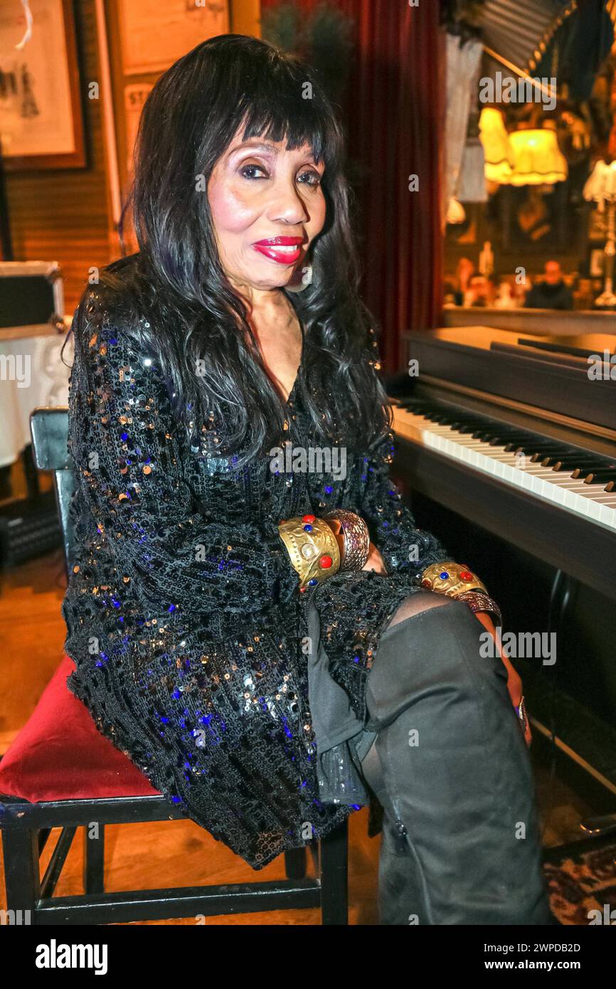 REKORDDATUM NICHT ANGEGEBEN 06.03.2024, Marchfelderhof/Deutsch-Wagram, MARIA LAHR feiert 70. Geburtstag, Mädchenmalerin u. Fürstin der Sinnlichkeit feiert runden Geburtstag im Bild: Judy Archer, -Portrait, MARIA LAHR feiert 70. Geburtstag *** 06 03 2024, Marchfelderhof Deutsch Wagram, MARIA LAHR feiert ihren 70. Geburtstag, Malerin und Prinzessin der Sinnlichkeit feiert ihren 70. Geburtstag im Bild Judy Archer, Portrait, MARIA LAHR feiert ihren 70. Geburtstag Stockfoto