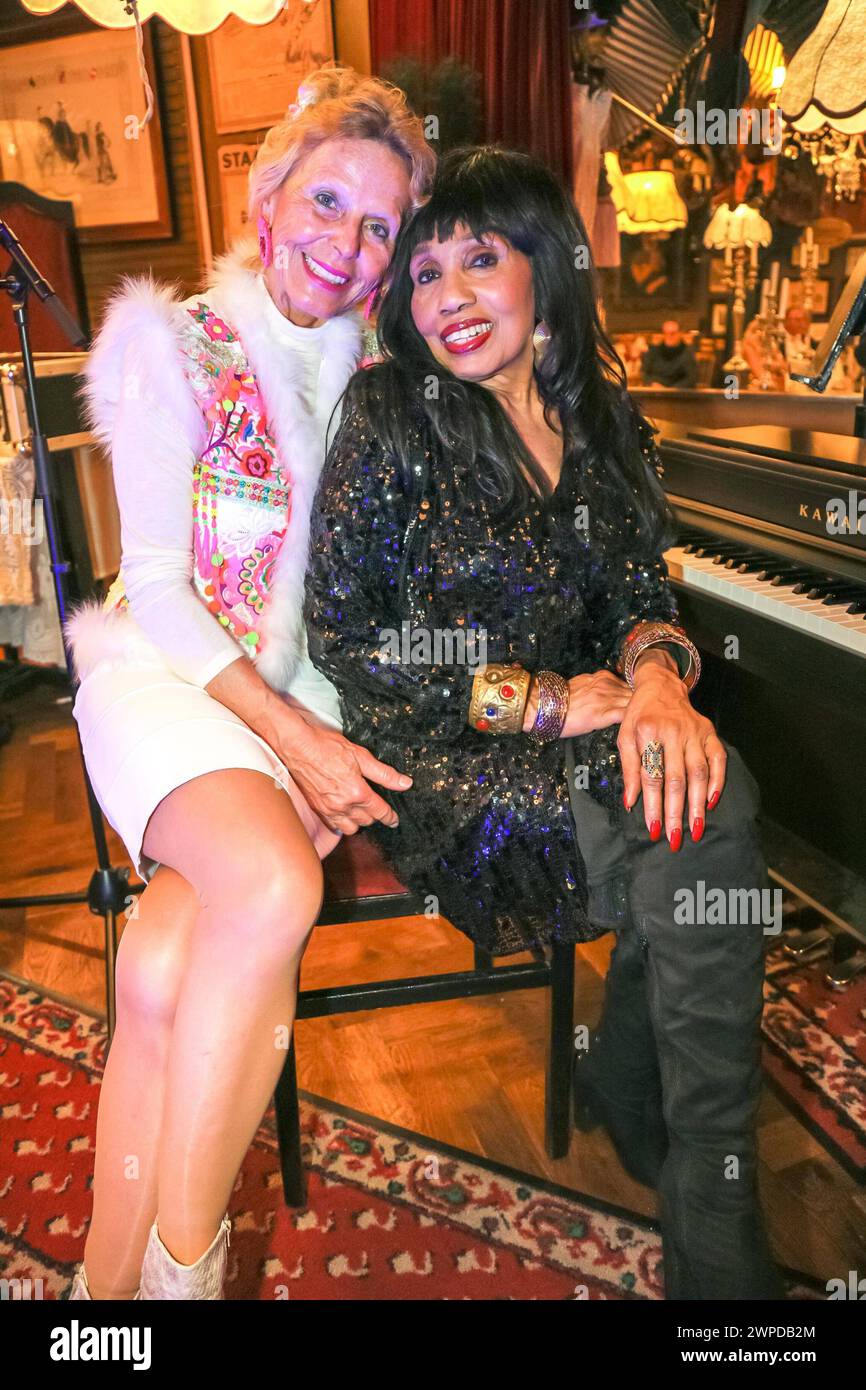 REKORDDATUM NICHT ANGEGEBEN 06.03.2024, Marchfelderhof/Deutsch-Wagram, MARIA LAHR feiert 70. Geburtstag, Mädchenmalerin u. Fürstin der Sinnlichkeit feiert runden Geburtstag im Bild: Maria Lahr, Judy Archer, MARIA LAHR feiert 70. Geburtstag *** 06 03 2024, Marchfelderhof Deutsch Wagram, MARIA LAHR feiert ihren 70. Geburtstag, Malerin und Prinzessin der Sinnlichkeit feiert ihren Meilenstein-Geburtstag im Bild Maria Lahr, Judy Archer, MARIA LAHR feiert ihren 70. Geburtstag Stockfoto