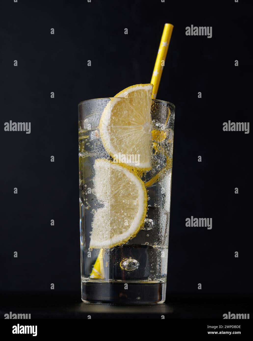 Gin Tonic Cocktail auf Schwarz mit Kopierraum Stockfoto