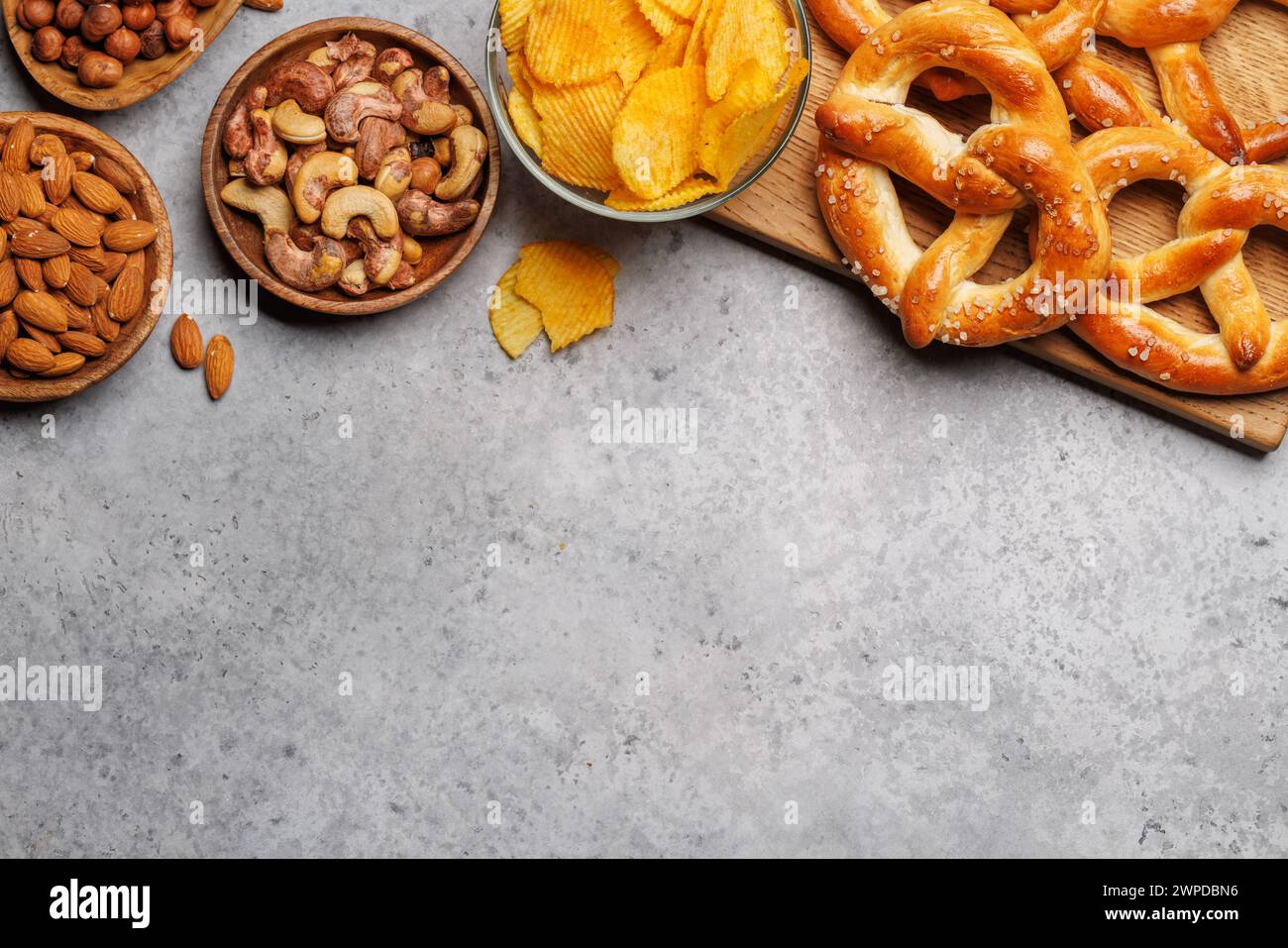 Verschiedene Bierstände: Chips, Nüsse, Brezeln. Verschiedene Optionen für die Aktualisierung von flachen Lagen mit Kopierraum Stockfoto