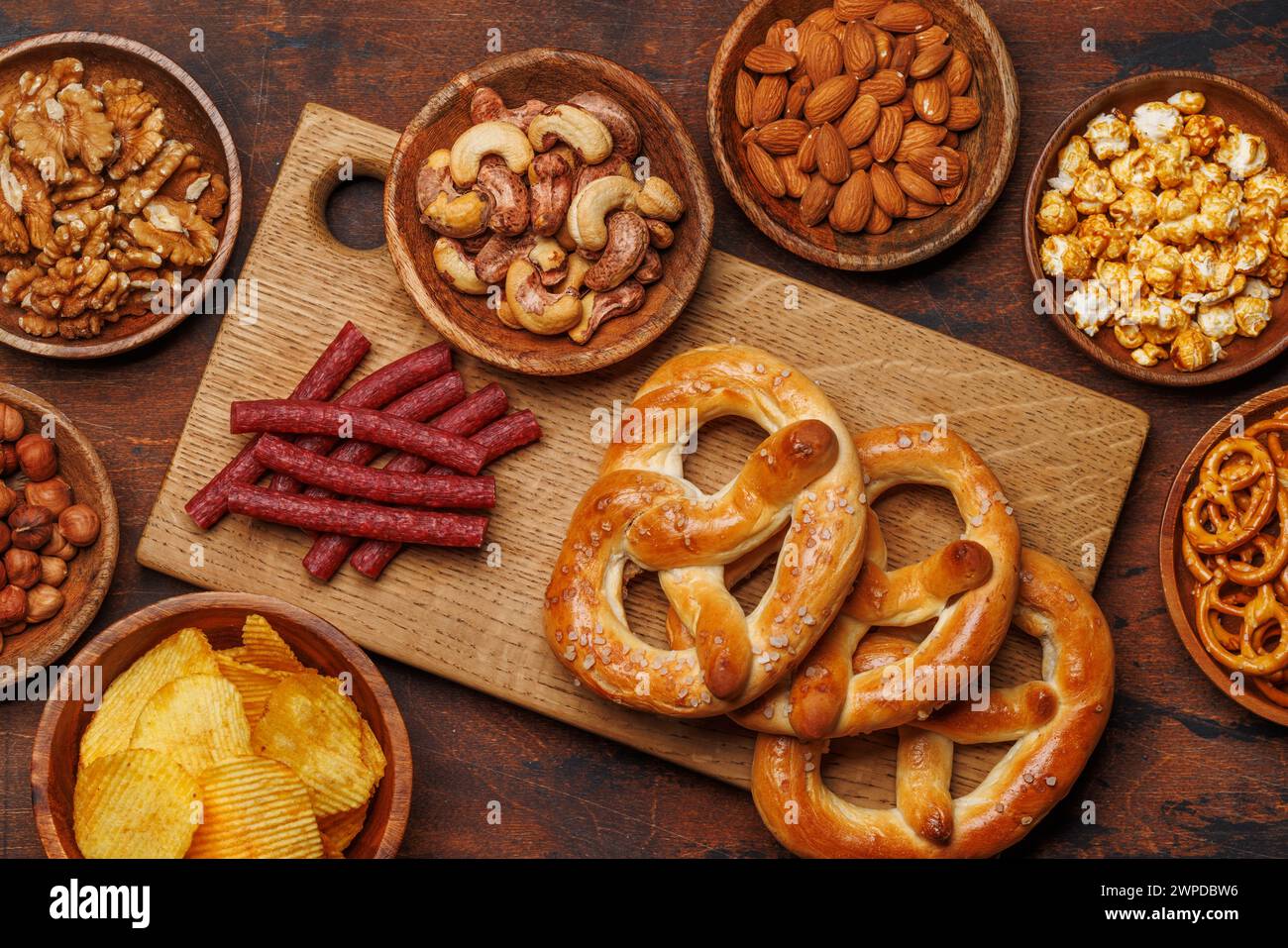 Verschiedene Bierstände: Chips, Nüsse, Brezeln. Verschiedene Optionen für Erfrischungen Stockfoto