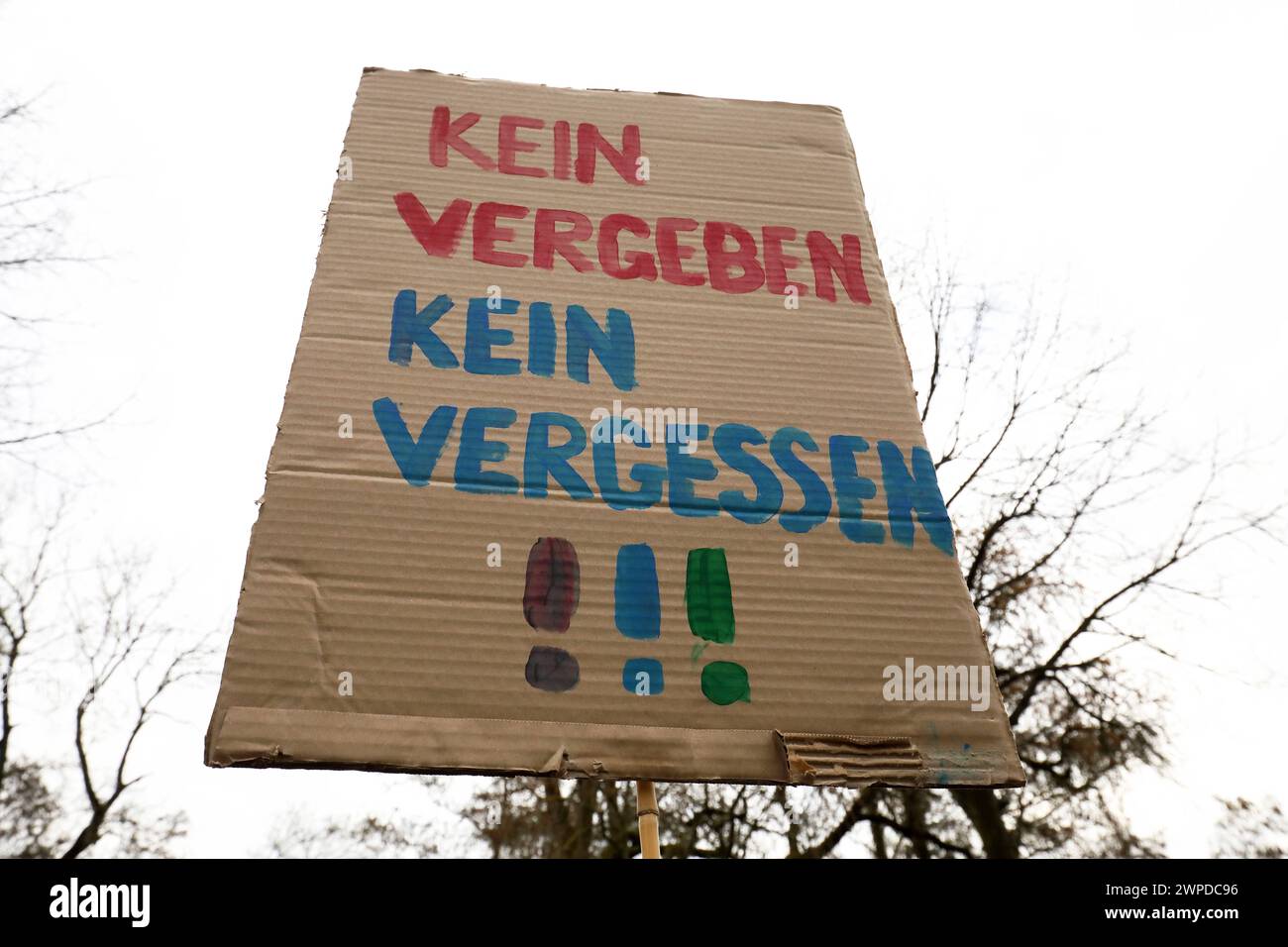 Bundesweite Gedenkdemonstration vier Jahre nach dem rassistischen Anschlag vom 19. Februar 2020 in Hanau - Gegen Rechte Terror in Deutschland - Sag ihre Namen - Rassistische Morde - Deutschland, GER, DEU Germany, Hanau, 17.02.2024 - Tausende gedenken der Attentat-Opfer von Hanau, setzen ein Zeichen gegen Rassismus und prangern Fehler der Behörden an. Die Demoteilnehmer versammelten sich am Kurt-Schumacher-Platz in Hanau-Kesselstadt und erreichten nach ca. Eine Stunde den Marktplatz der Hanauer Innenstadt. Hier fand die Abschlusskundgebung mit zahlreichen Angehörigen der Opfer statt. Name d Stockfoto