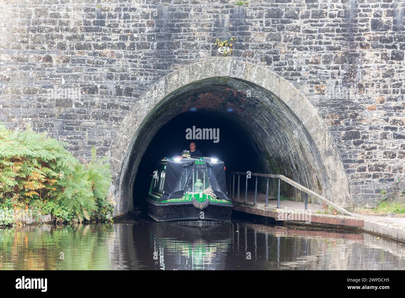 Großbritannien, Ceiriog Valley, Chirk Aqueduct, Chirk Canal, Wales. Kanalboot verlässt Chirk Canal Tunnel (Südportal). Stockfoto