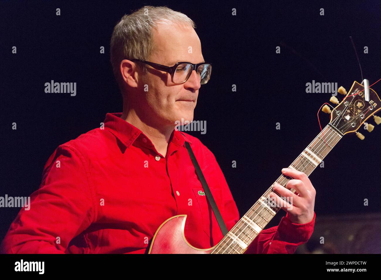 Markus Berges, deutscher Musiker und Schriftsteller. Er ist Sänger der Band Erdmöbel. Hier bei einem Konzert der Band Erdmoebel in Köln Stockfoto