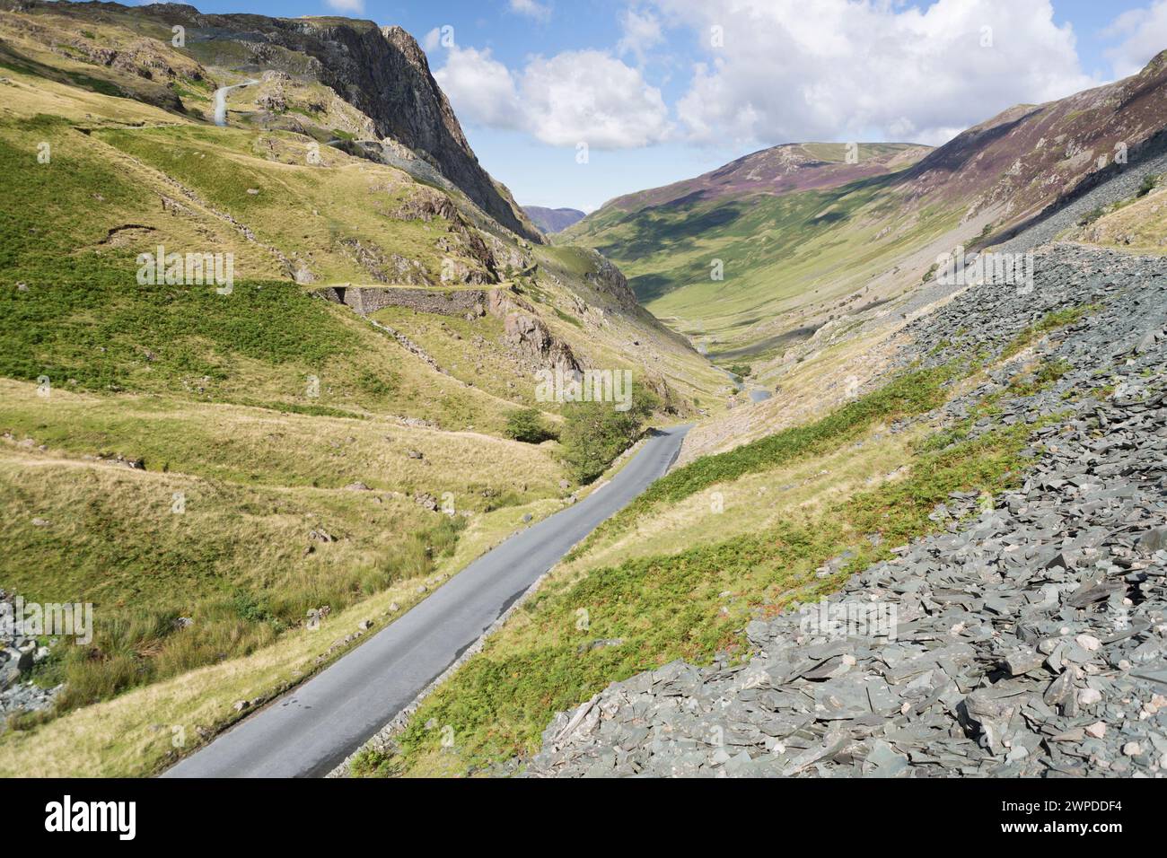 UK, Cumbria, Honnister Pass, Blick auf den Honnister Pass und eine der steilsten Straßen Großbritanniens. Stockfoto