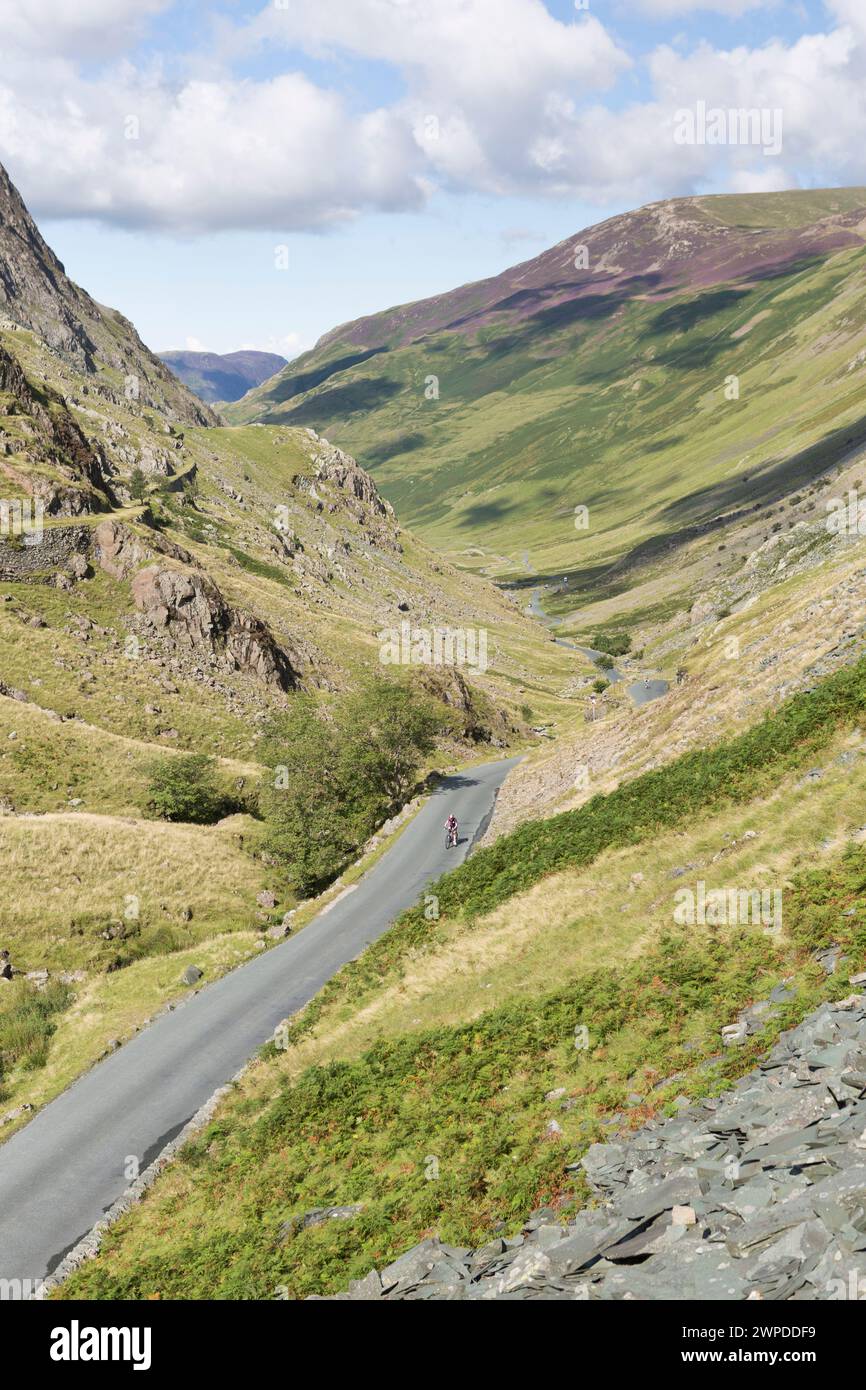 Großbritannien, Cumbria, Honnister Pass, Blick auf den Honnister Pass und Radfahrer auf einer der steilsten Straßen Großbritanniens. Stockfoto
