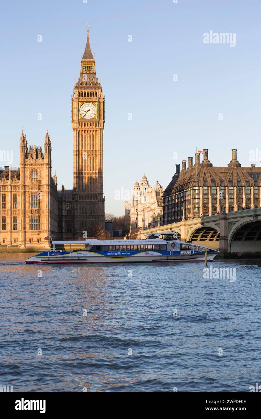 Großbritannien, London, ein Touristenschiff fährt an Big Ben vorbei. Stockfoto
