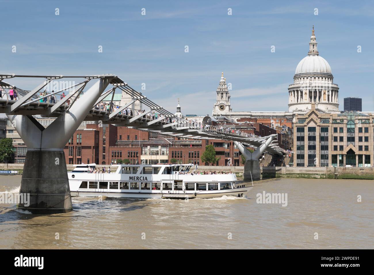 Großbritannien, London, Millennium Bridge mit St Pauls Cathedral und Stadtrundfahrt Boot. Stockfoto