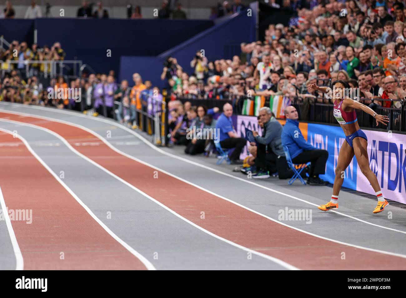 Tara Davis-Woodhall (USA, Long Jump) feuert das Staffelteam der Männer mit 4x400 m bei den Leichtathletik-Weltmeisterschaften 2024 in der Emirates Arena, Glasgow an (Foto: Pat Isaacs | MI News) Stockfoto