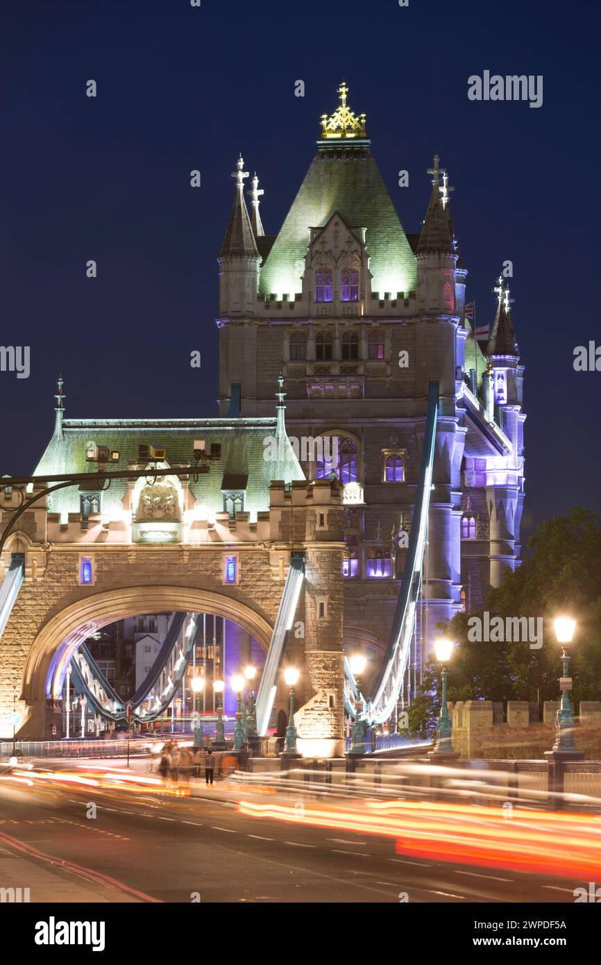 Großbritannien, London, Tower Bridge bei Nacht mit bewegtem Verkehr. Stockfoto