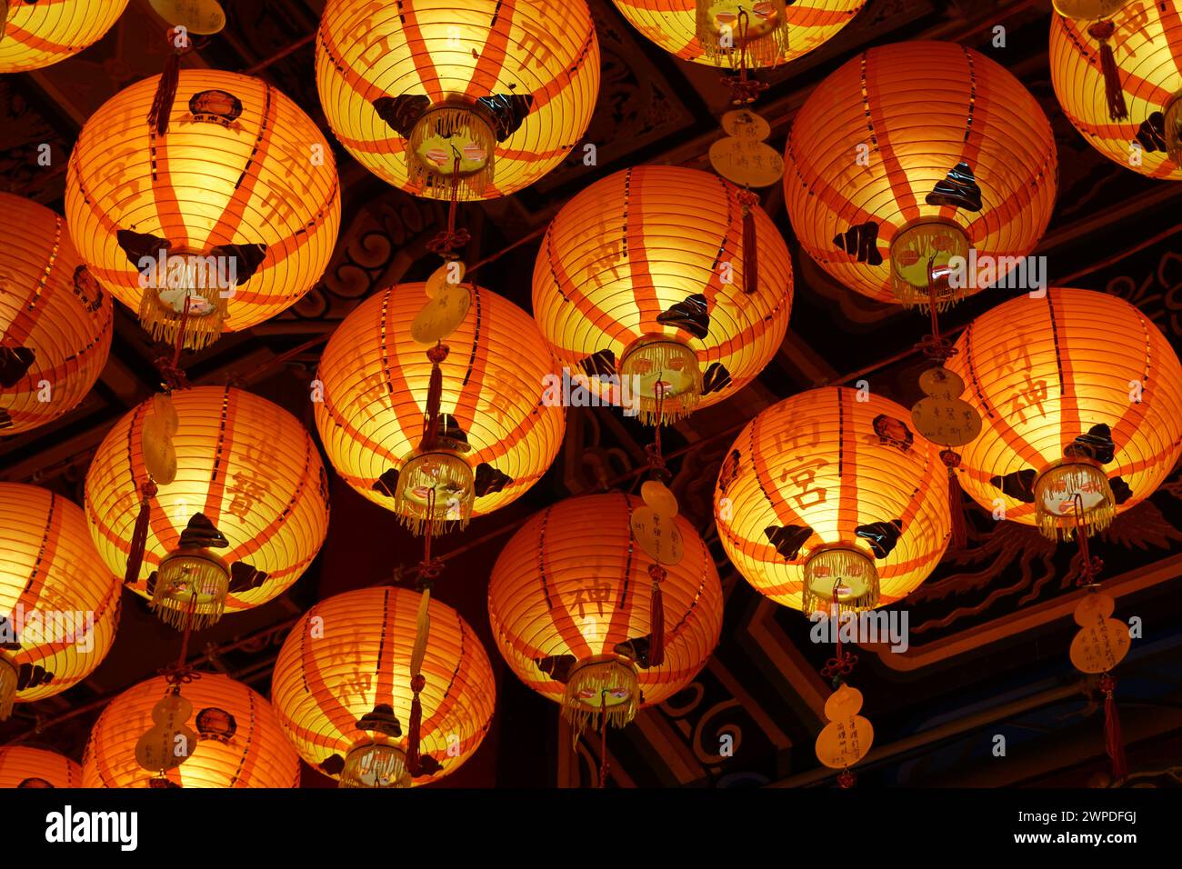 Laternen am Lingxiao-Schrein des Zhinan-Tempels in Taipeh, Taiwan Stockfoto