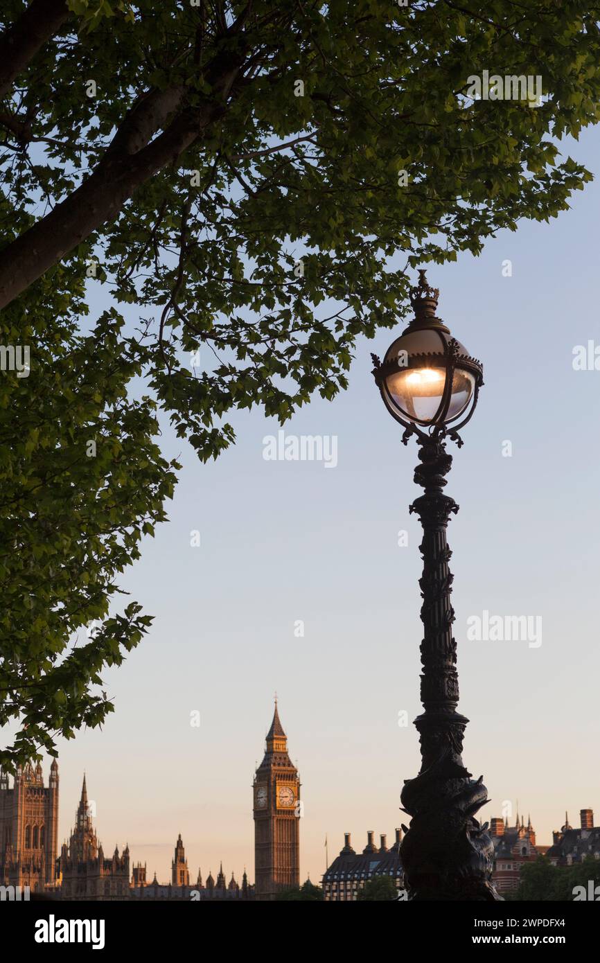 Großbritannien, London, schmiedeeiserne Lampe und die Houses of Parliament. Stockfoto