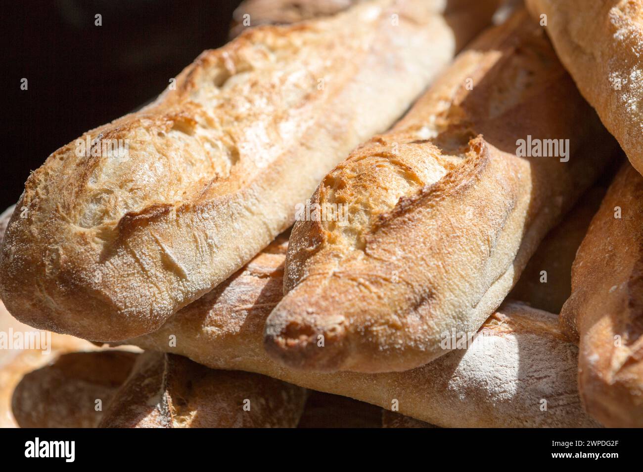 Großbritannien, London, frisch gebackenes Brot zum Verkauf auf dem Borough Market. Stockfoto