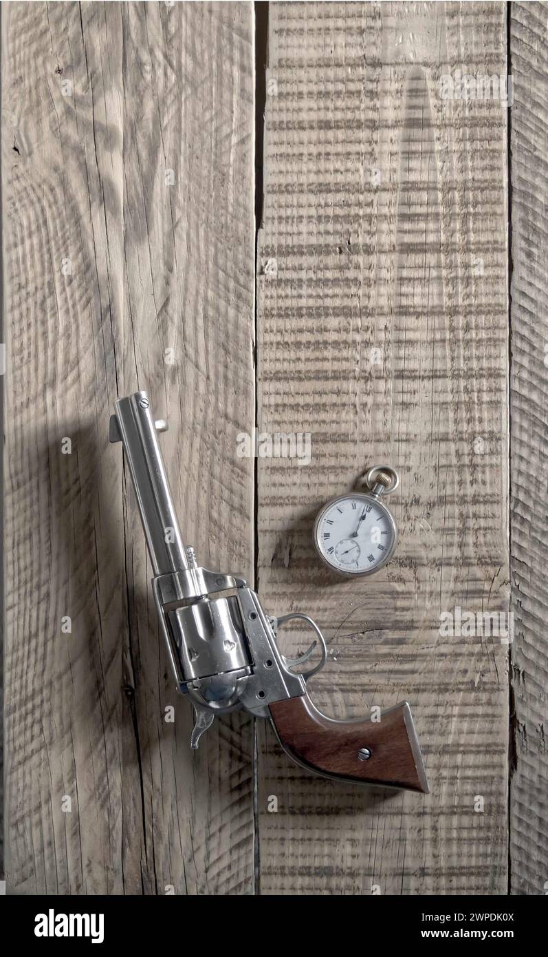 Wild West Cowboys sechs Pistolen, Revolve und Taschenuhr zeigen 12 Uhr, auf alten Holzbrettern. Stockfoto