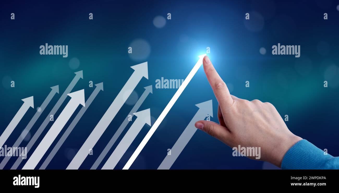 Mit der Hand zeigender Pfeil wird das zukünftige Wachstum des Unternehmens grafisch dargestellt. Geschäftsentwicklung. Erfolgsstrategie, Steigerung des Gewinns und Wachstumskonzept. Stockfoto