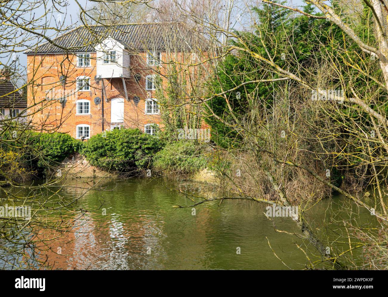Historisches Wassermühlenhaus und Teich, Sproughton, Suffolk, England, Großbritannien Stockfoto