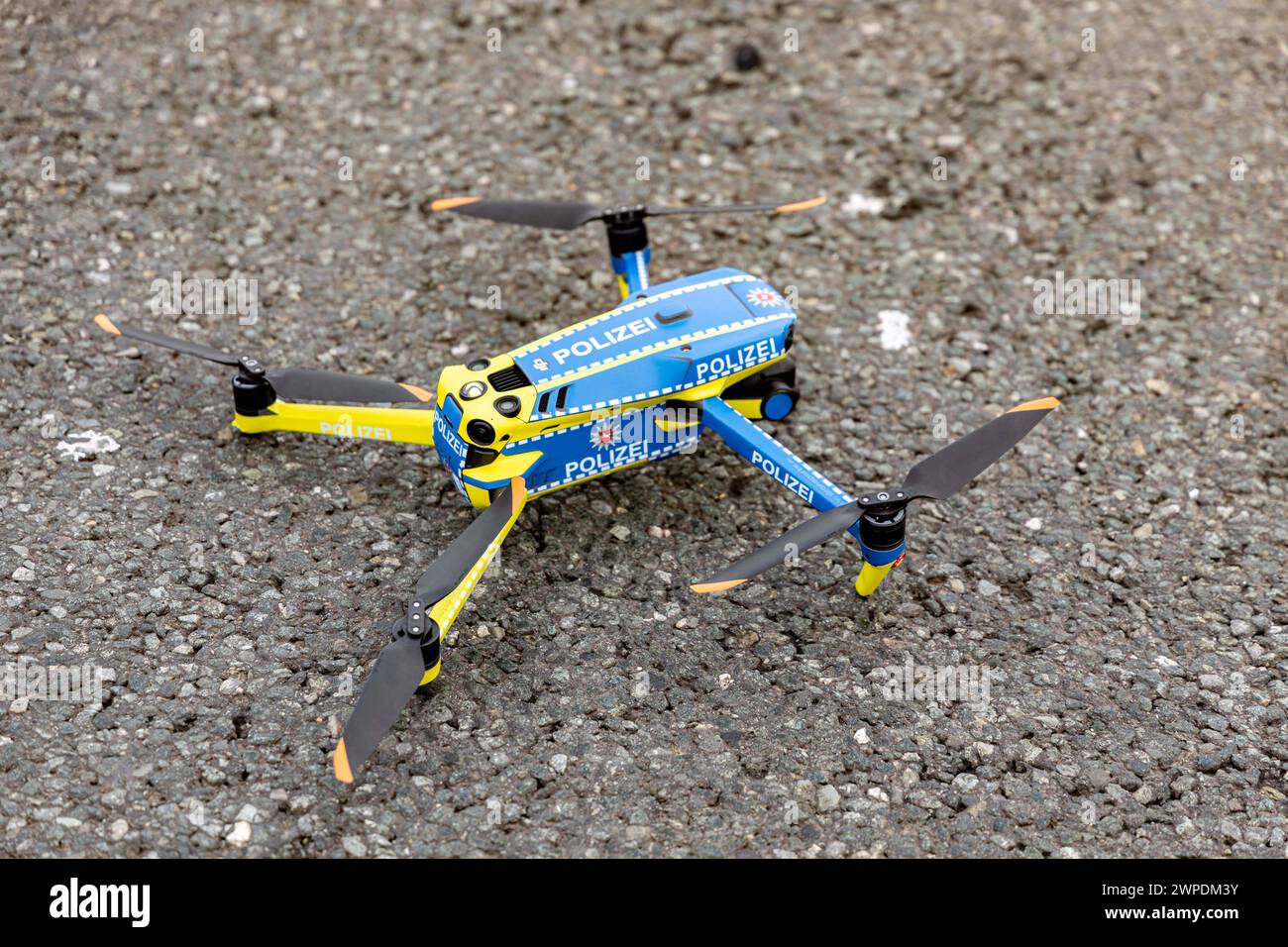 Landkreis Osnabrück, Deutschland 04. Februar 2024: Im Bild: Eine Drohne der Polizei auf den Asphalt, um Aufnahmen einer Unfallstelle anzufertigen. Niedersachsen *** Bezirk Osnabrück, Deutschland 04 Februar 2024 auf dem Bild Eine Polizeidrohne auf dem Asphalt, um Fotos von einem Unfallort Niedersachsen zu machen Copyright: XFotostandx/xReissx Stockfoto