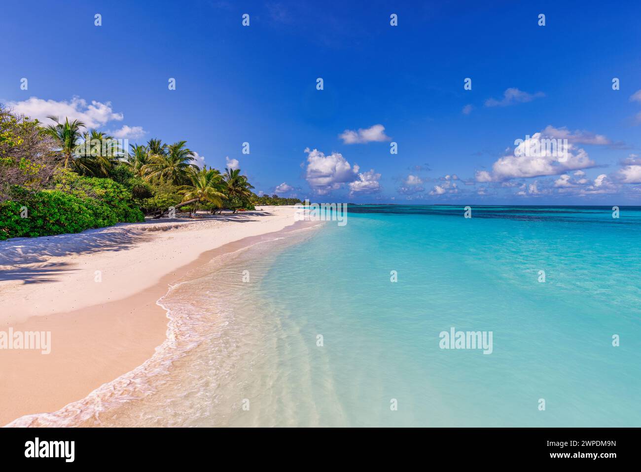 Wunderschöner Strand und tropisches Meer. Wunderbare Strandlandschaft, maledivische Landschaft, perfekter Blick auf exotische Landschaft, weißen Sand und blauen Himmel. Luxusreisen Stockfoto
