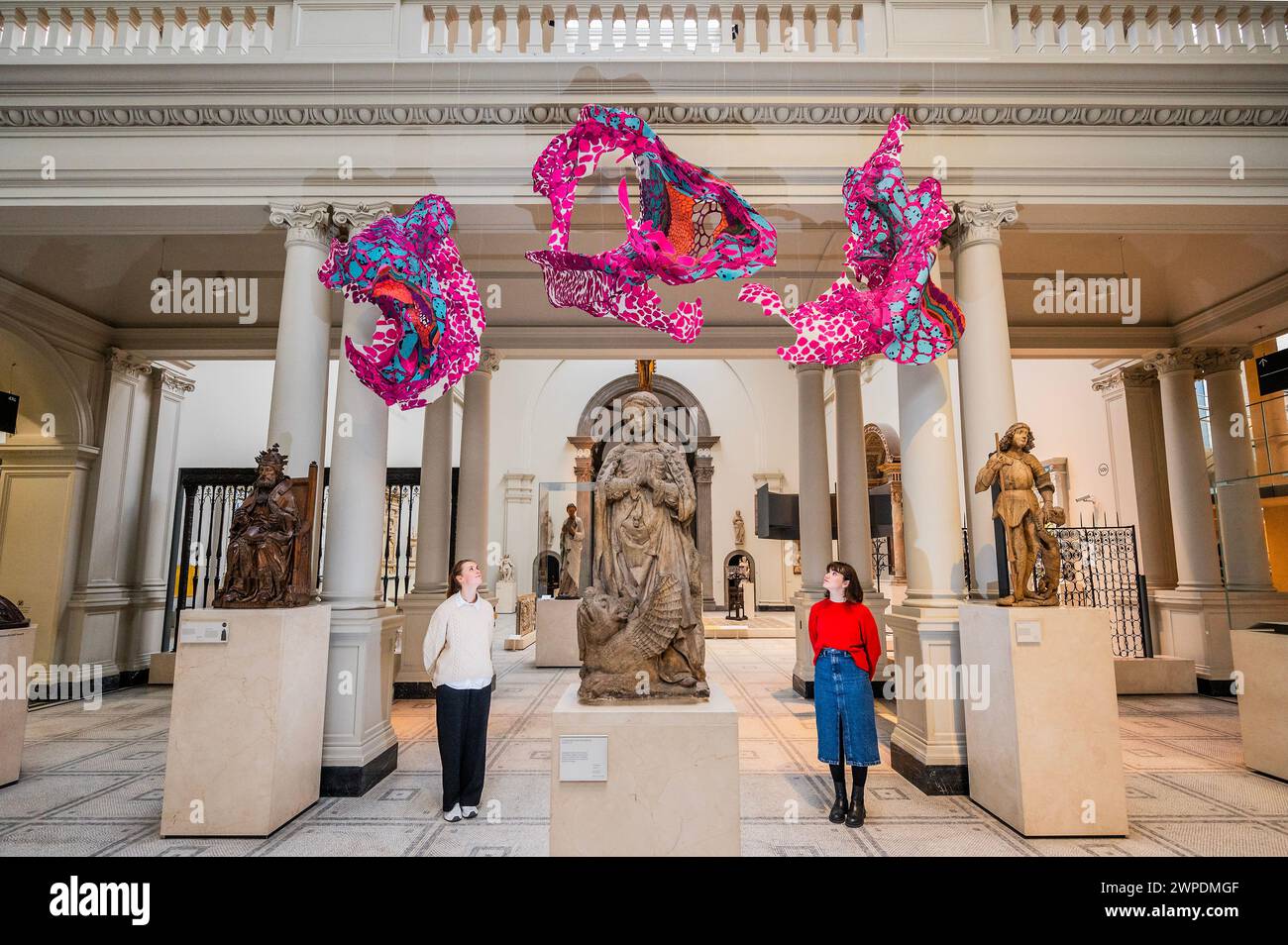 London, Großbritannien. März 2024. Anlässlich des Internationalen Frauentages wurde der von den Dovecot Studios in Auftrag gegebene Edinburgh Seven Tapestry im V&A (Victoria & Albert Museum) South Kensington enthüllt. Das von der Künstlerin Christine Borland entworfene Garn dauerte über 4.000 Stunden und 90.500 Meter Garn. Das Werk erinnert an die „Edinburgh Seven“, die ersten Frauen, die sich 1869 an einer britischen Universität immatrikuliert haben. Wird vom 8. März bis 27. Mai 2024 ausgestellt. Guy Bell/Alamy Live News Stockfoto