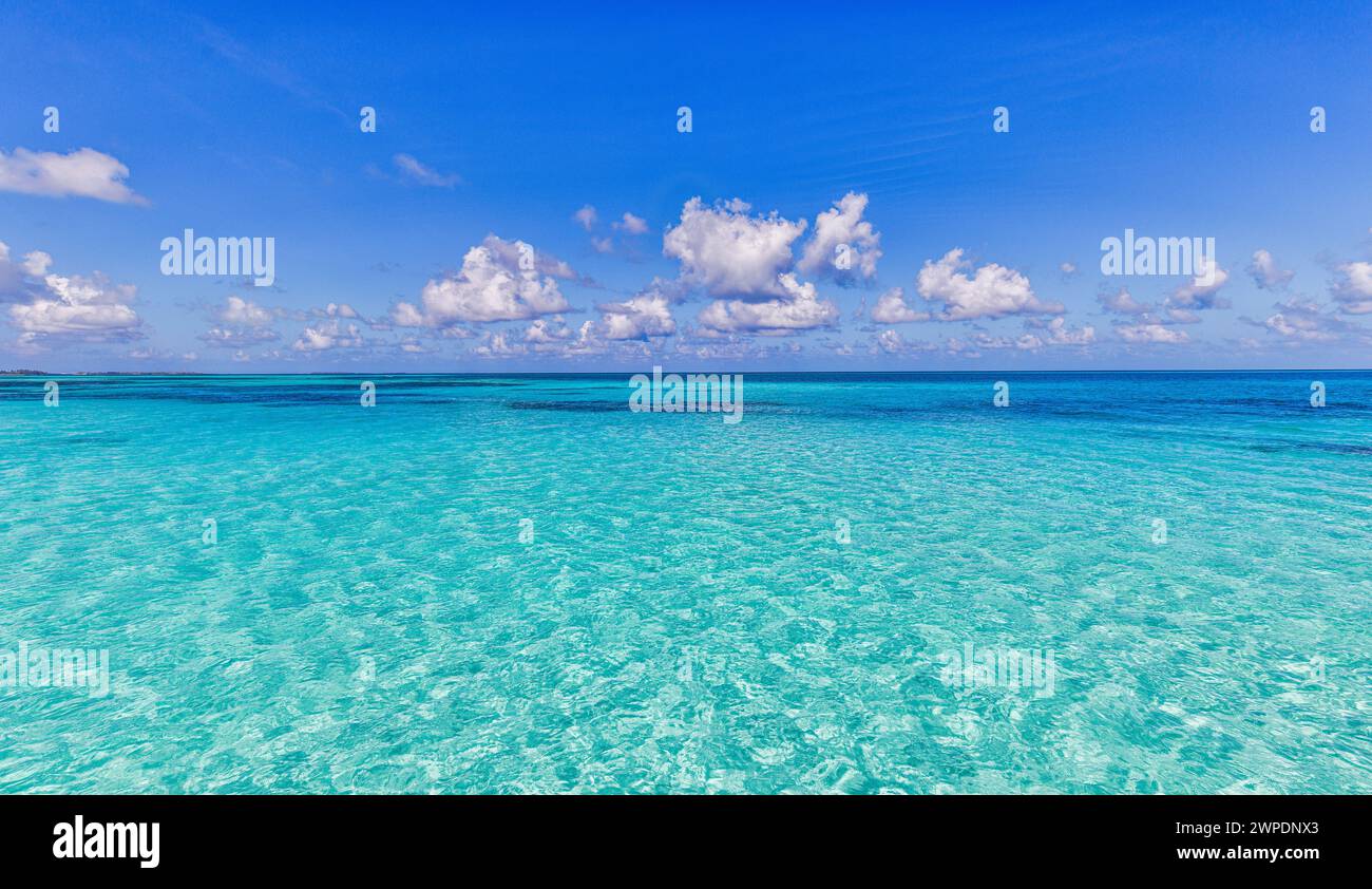 Blauer, meerblauer Himmel. Perfektes Natur- und Umweltkonzept. Ocean Day, Sea and Earth Day. Meeresumwelt, perfekter Natur Hintergrund Stockfoto