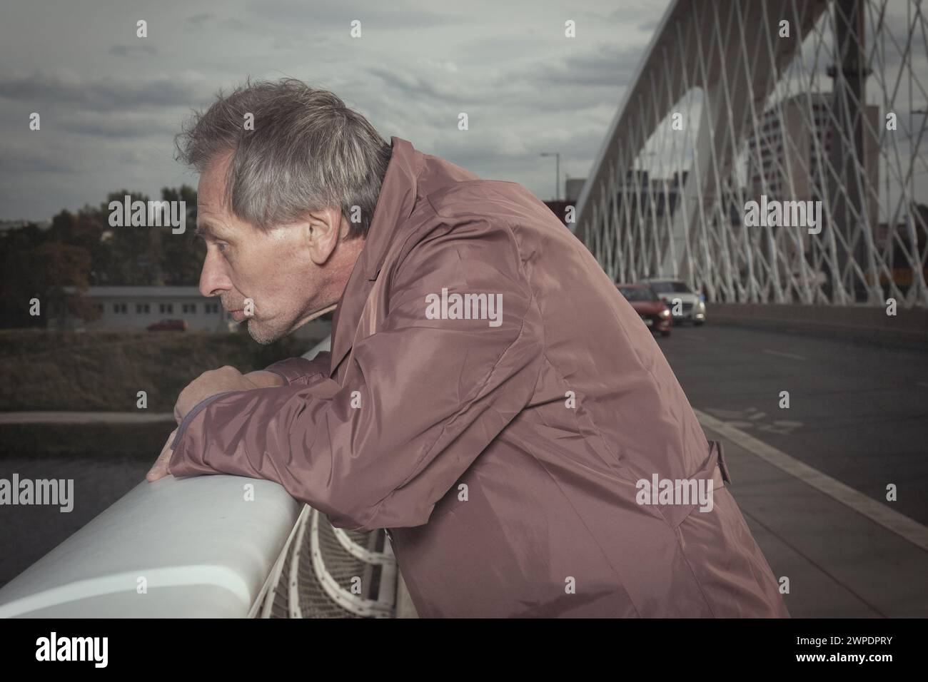 Senioren laufen tagsüber allein auf der Stadtbrücke Stockfoto
